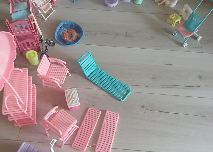 Grajewo ogłoszenia: Sprzedam mebelki do nich oddam duży domek barbie rozłożony,...