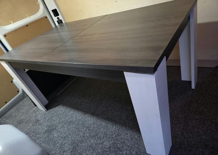 Grajewo ogłoszenia: Rozkładany stół z ciemnym blatem i jasnymi nogami. Stabilna...